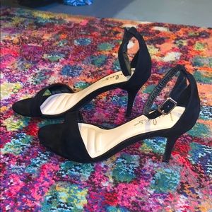 Size 7 women’s Lulus short black heel